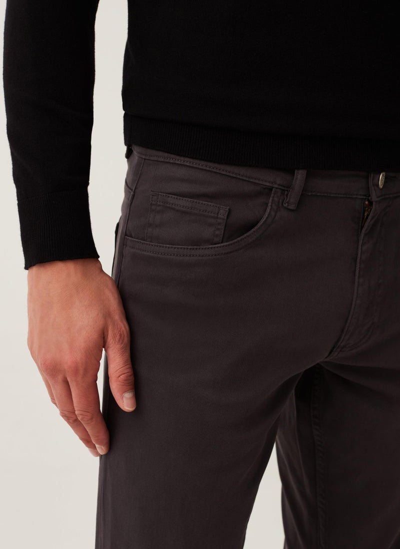 Solid colour trousers with five pockets