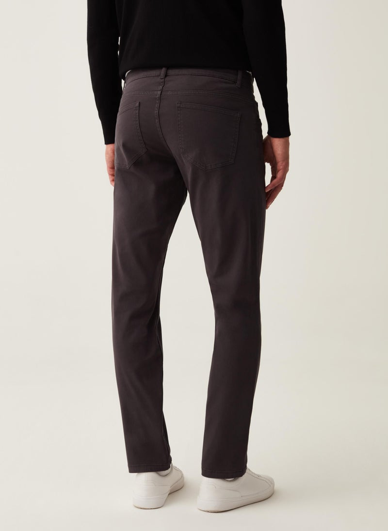 Solid colour trousers with five pockets