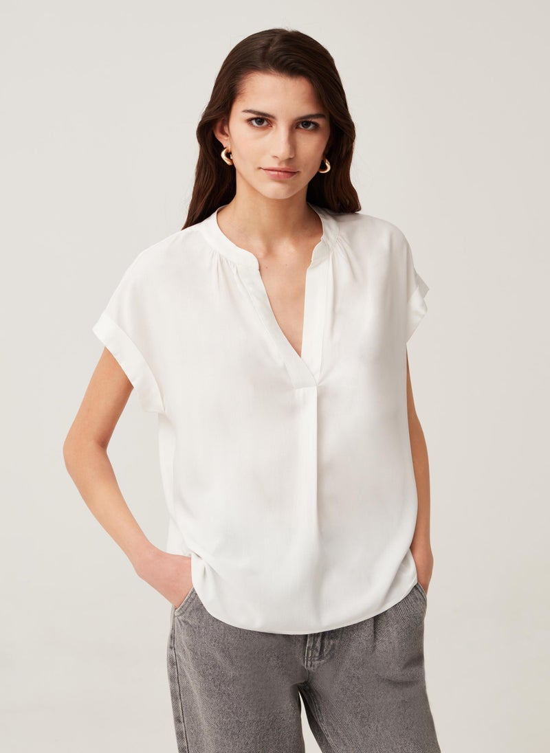 Sustainable viscose blouse with V neck