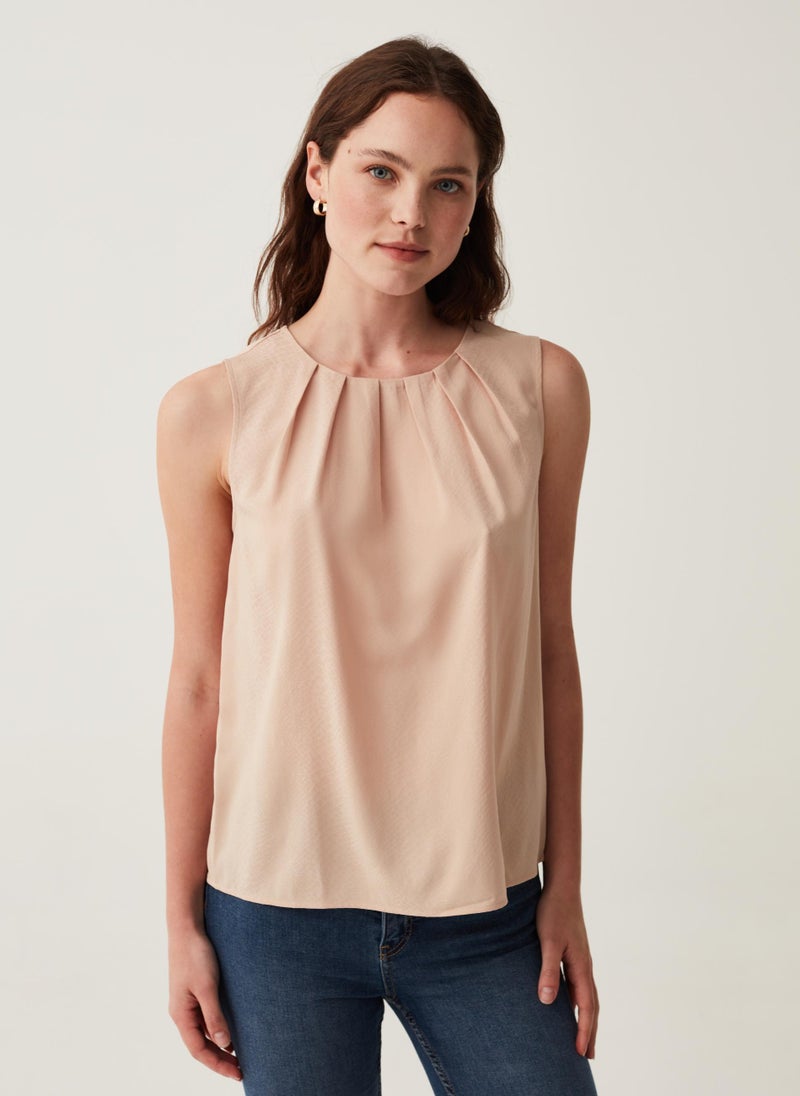 Sleeveless patterned blouse with pleating