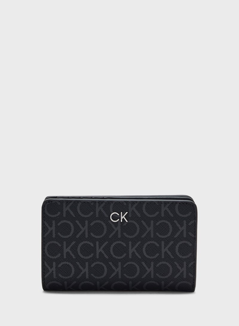 CK DAILY MD BIFOLD_MONO