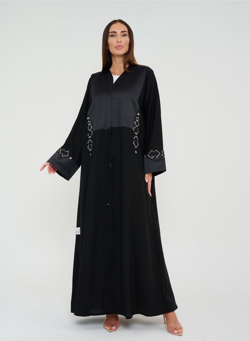 Abaya cut on the chest with hand embroidery and wide sleeves