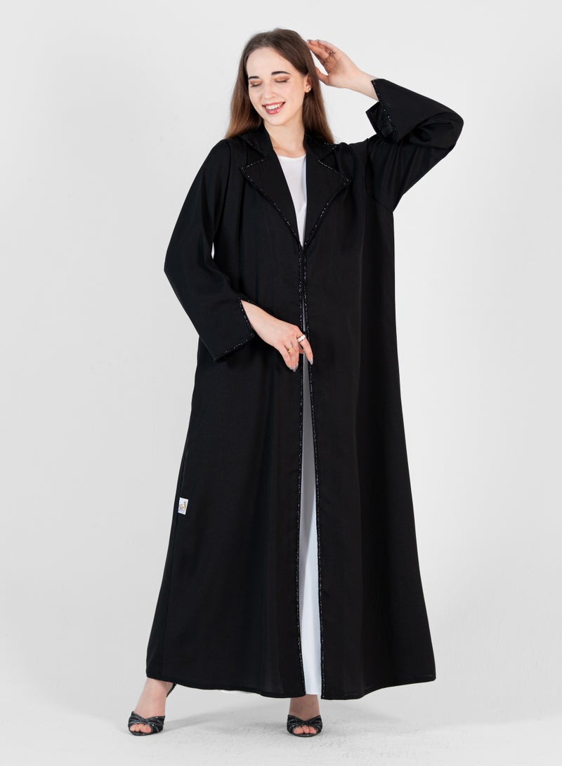 Relaxed abaya with black embroidery