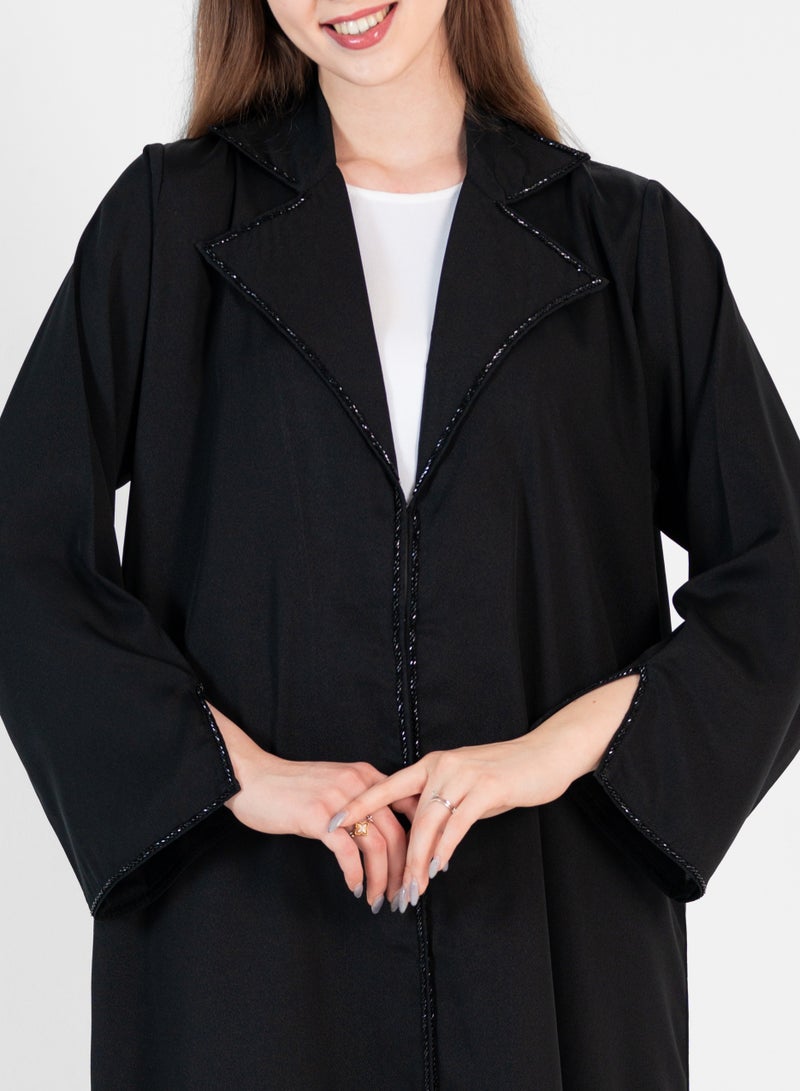 Relaxed abaya with black embroidery