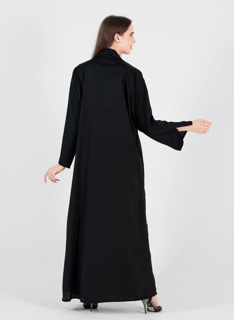 Relaxed abaya with black embroidery