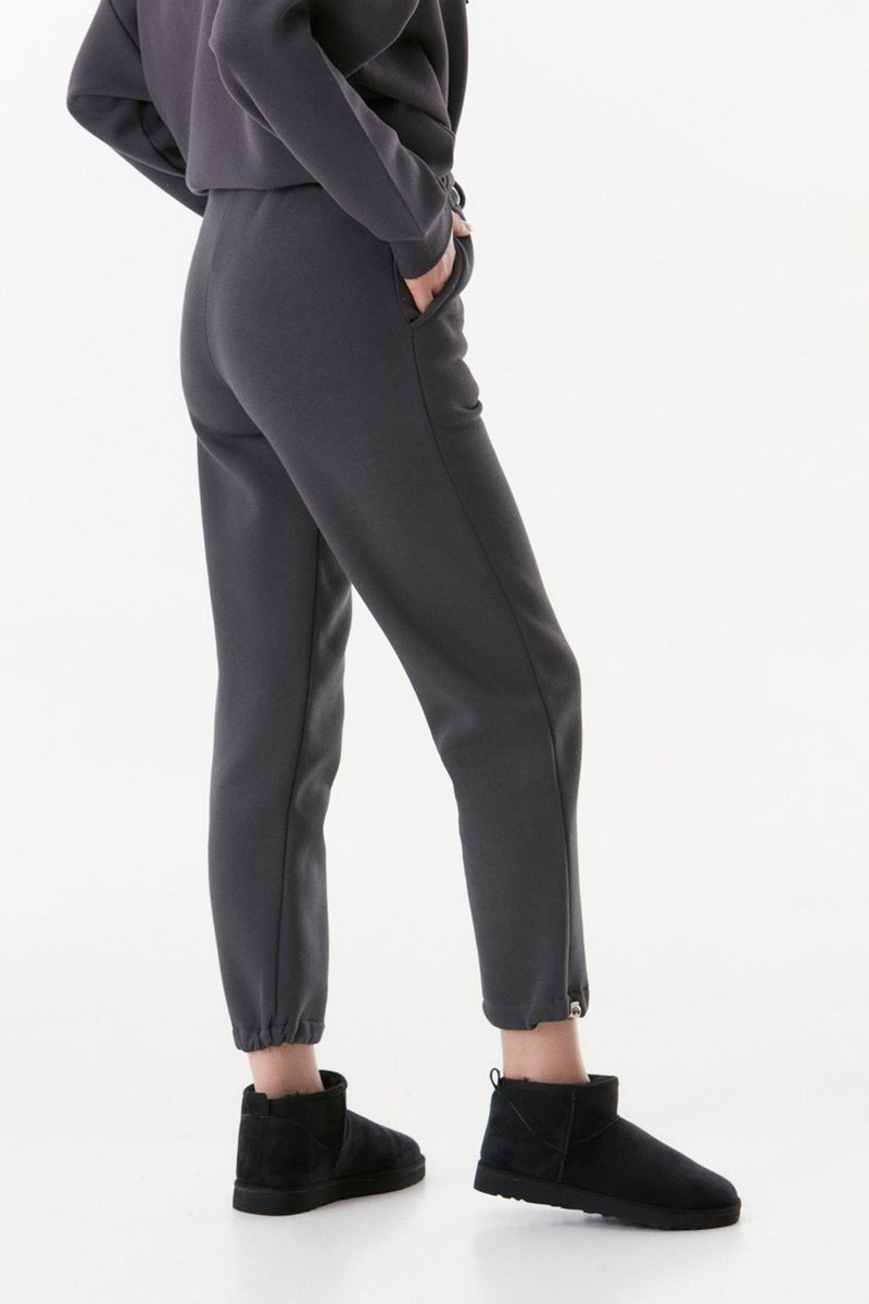 Elastic Waist and Stoppered Leg Jogger Sweatpants