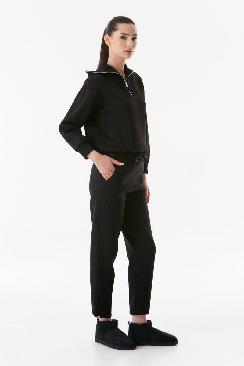 Elastic Waist and Stoppered Leg Jogger Sweatpants