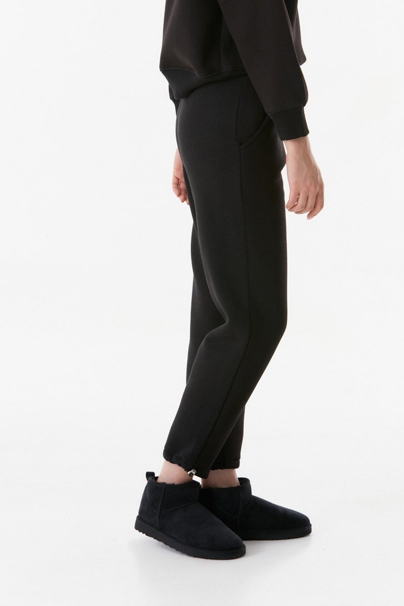 Elastic Waist and Stoppered Leg Jogger Sweatpants