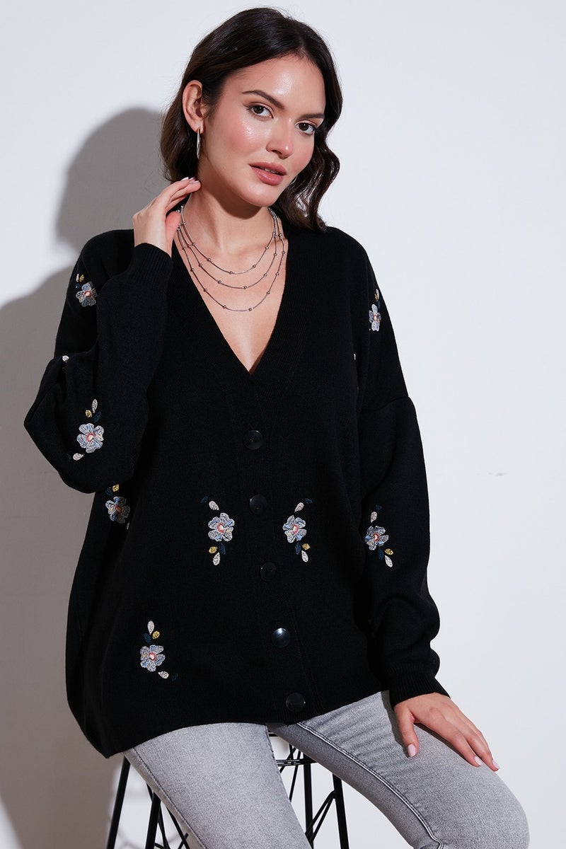 Floral Embroidered Oversize Fit V Neck Buttoned Cardigan Women's Cardigan 4616191