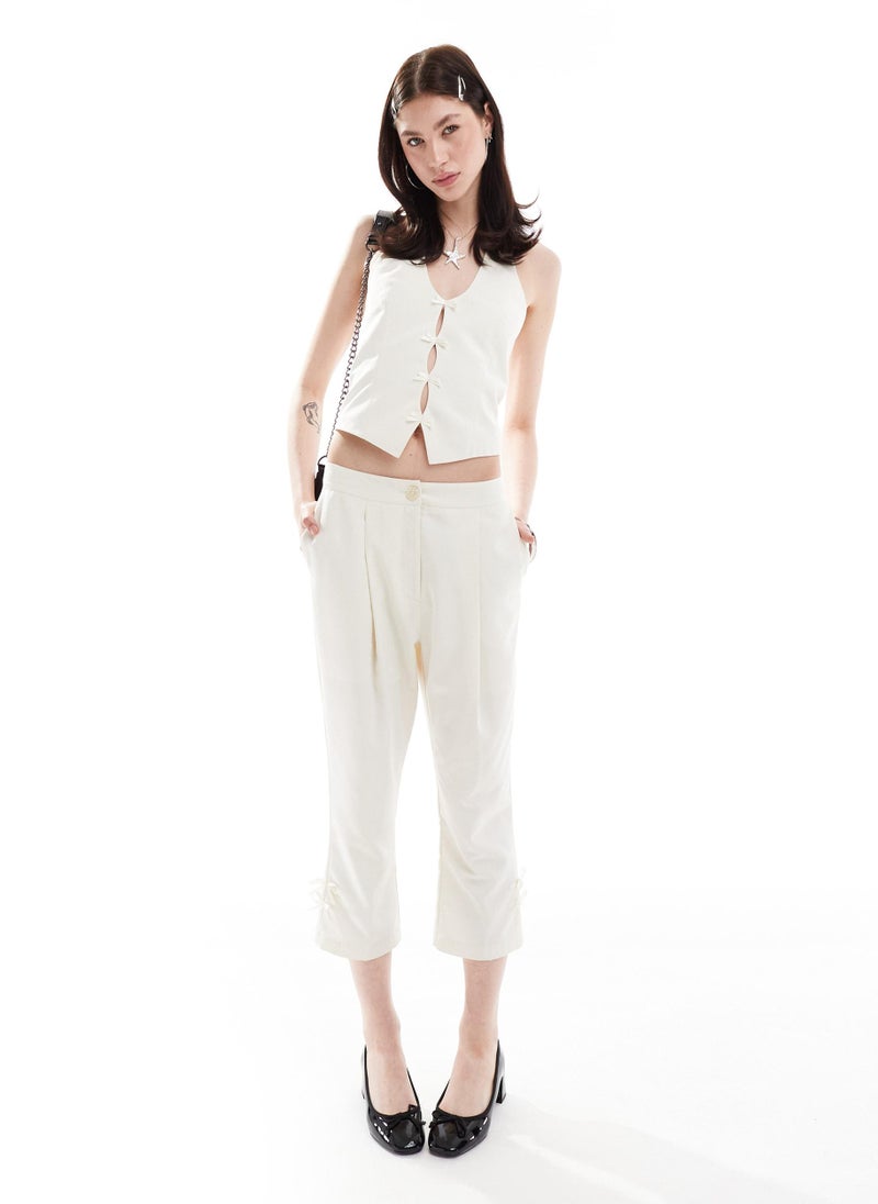 Reclaimed Vintage capri trousers with bows in whit