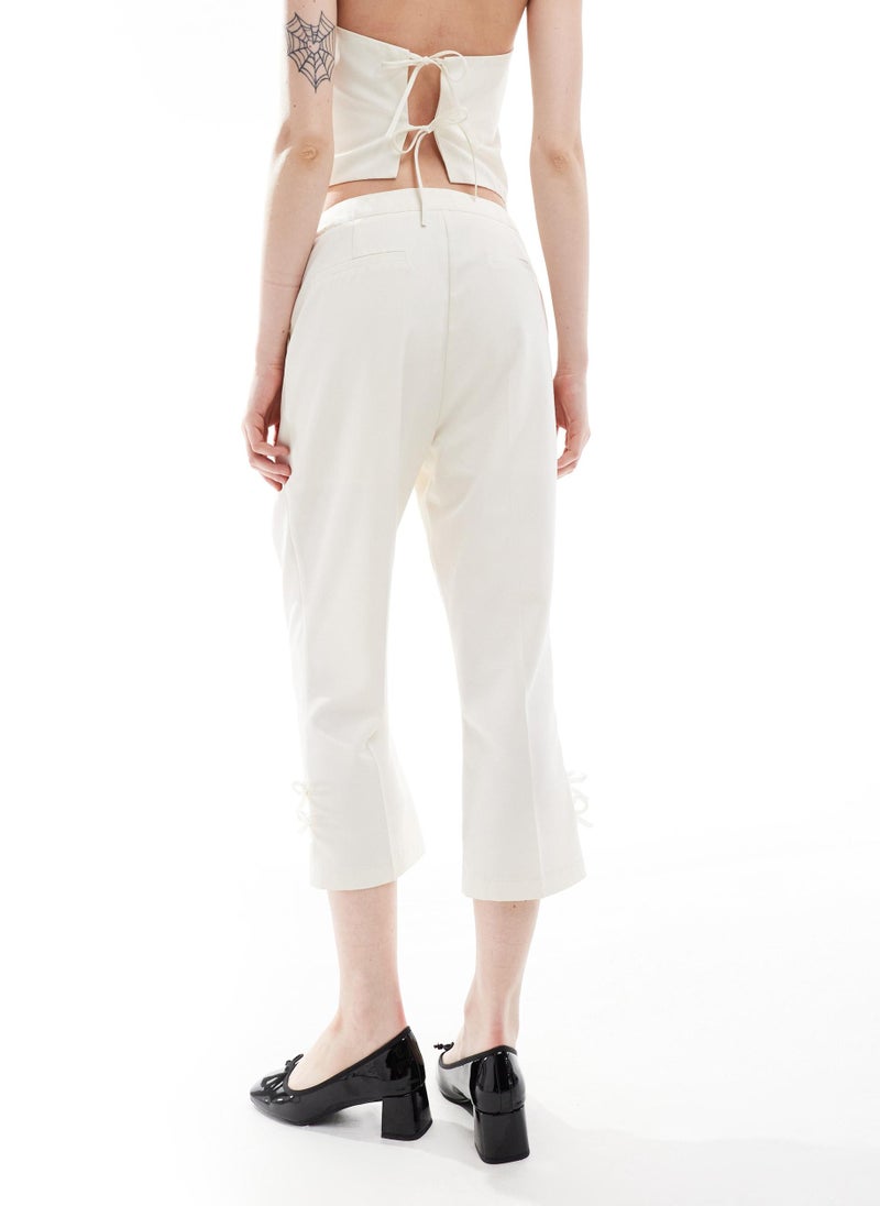 Reclaimed Vintage capri trousers with bows in whit