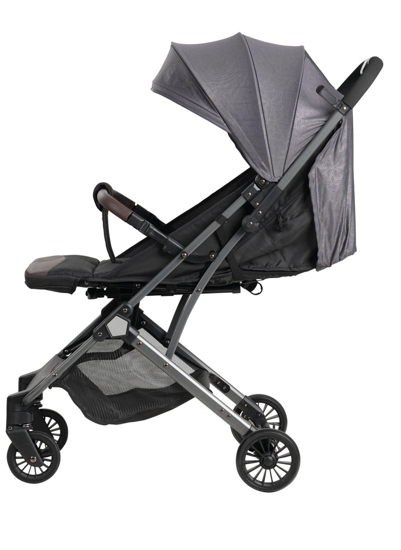 Stroller can be sat or laid down. For newborns aged 0-3 years. Breathable and comfortable. One-click folding baby stroller