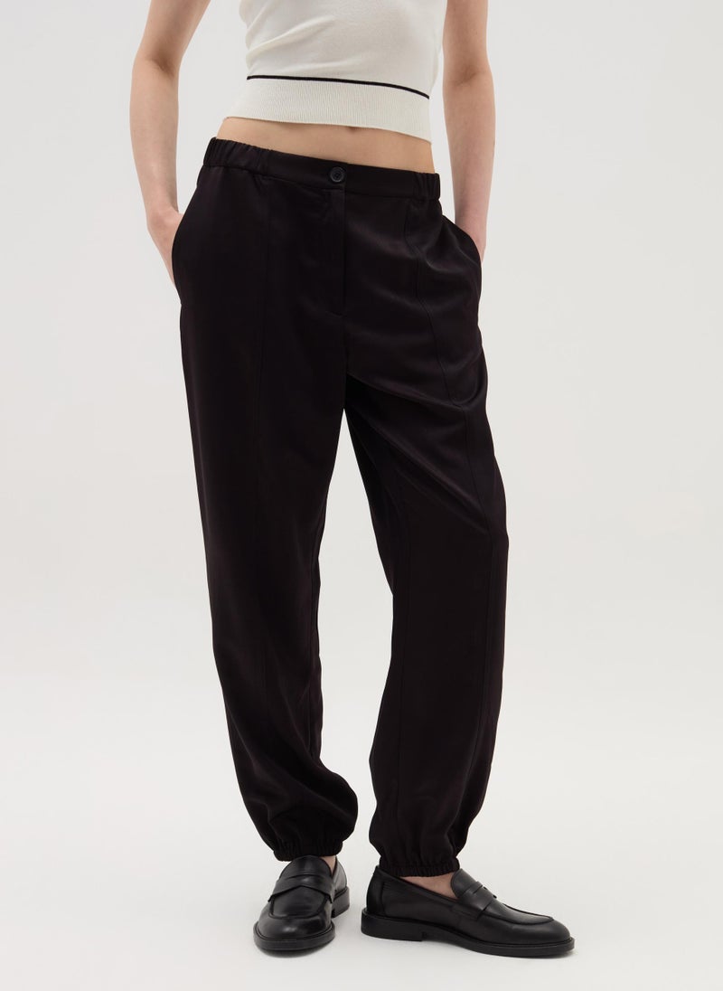 Pull-on trousers with raised stitching