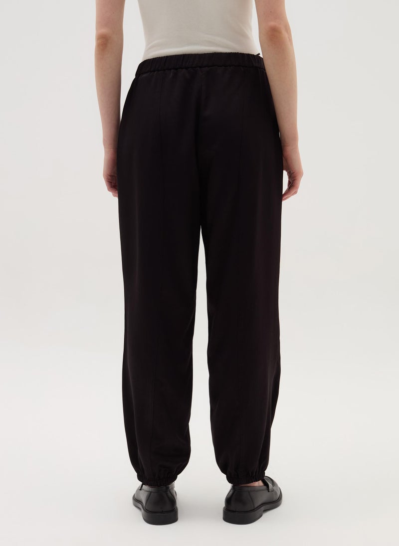 Pull-on trousers with raised stitching