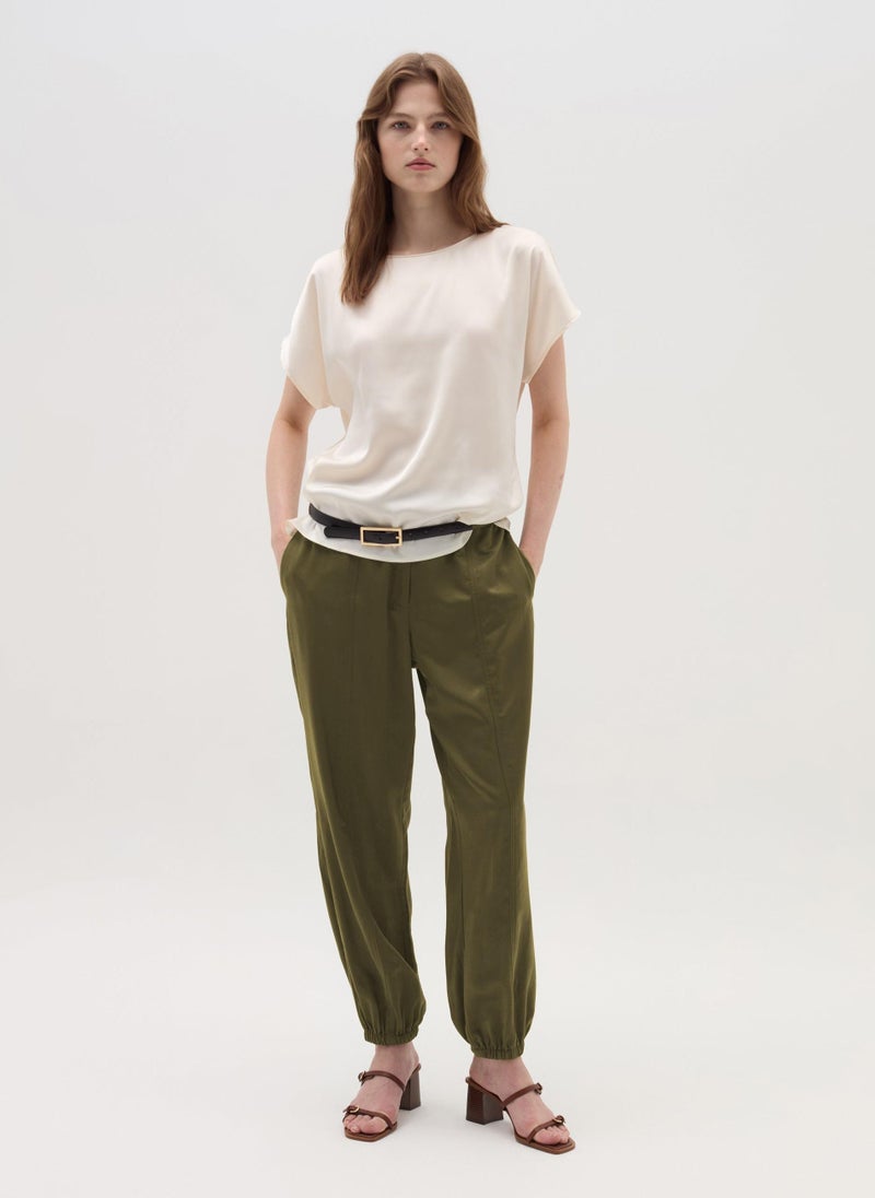 Pull-on trousers with raised stitching