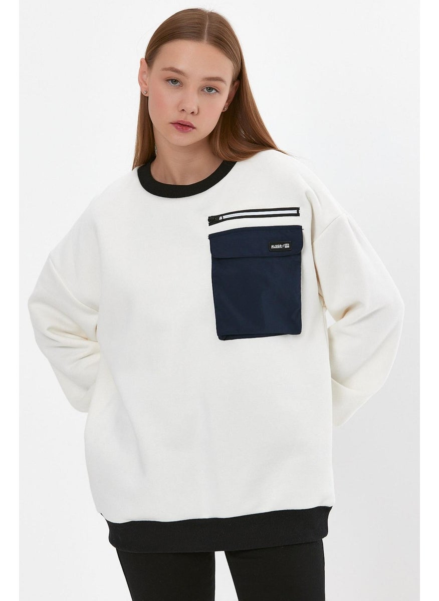 Oversize Sweatshirt with Pocket Details (E23-75500)