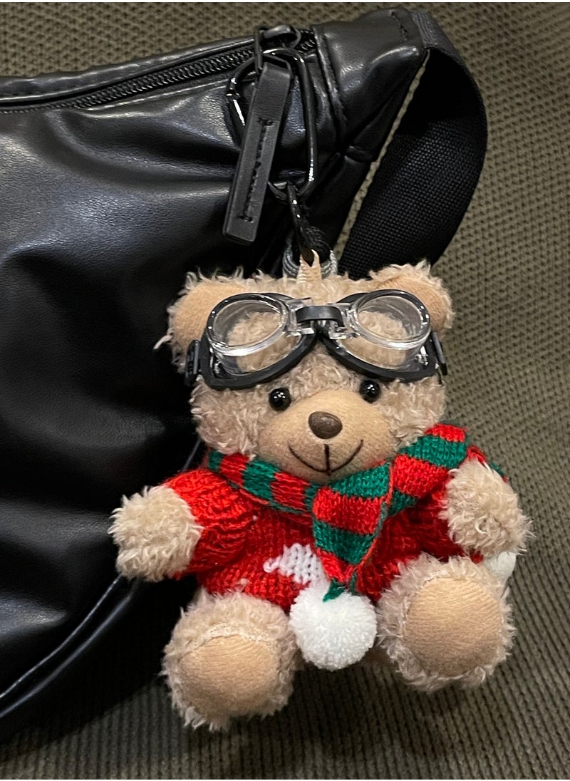 The cute Christmas bear pendant bag charms, wearing a scarf, has a strong Christmas atmosphere and is very suitable as a gift for relatives, lovers, and friends. Suitable for hanging on bags, cars, key chains, etc. There are two styles to choose from.