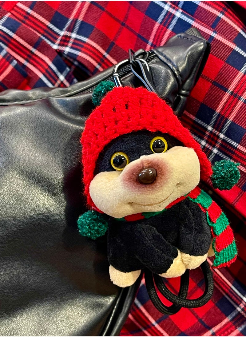 The cute internet celebrity puppy pendant bag charms, wearing a scarf and a Christmas hat, has a strong Christmas atmosphere and is very suitable as a gift for relatives, lovers, and friends. Suitable for hanging on bags, cars, key chains, etc. There are two styles to choose from.