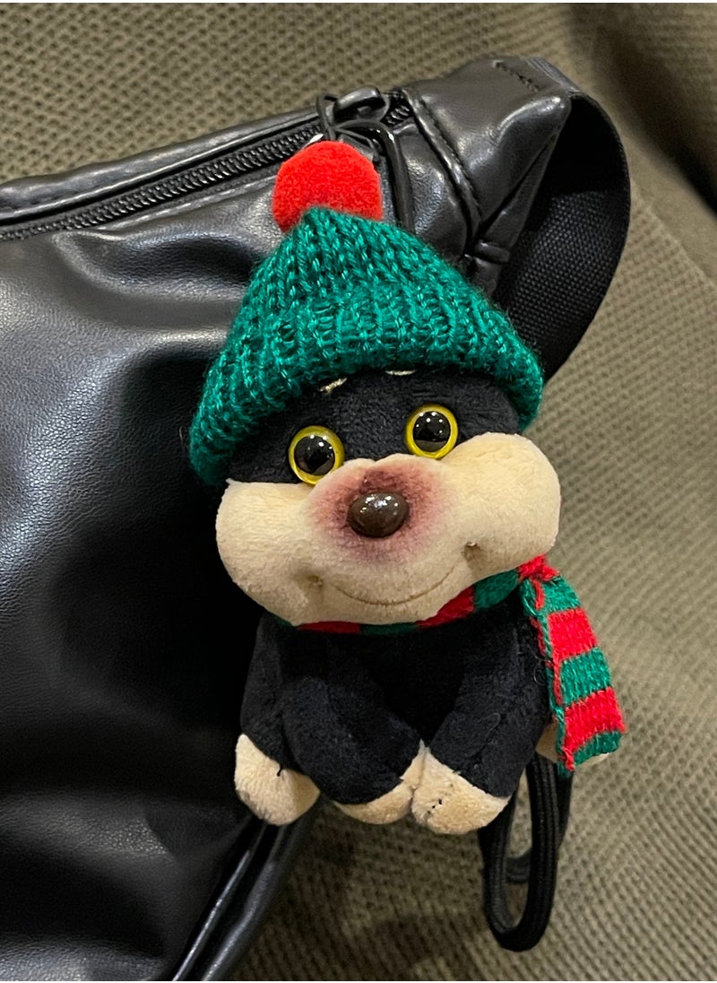 The cute internet celebrity puppy pendant bag charms, wearing a scarf and a Christmas hat, has a strong Christmas atmosphere and is very suitable as a gift for relatives, lovers, and friends. Suitable for hanging on bags, cars, key chains, etc. There are two styles to choose from.