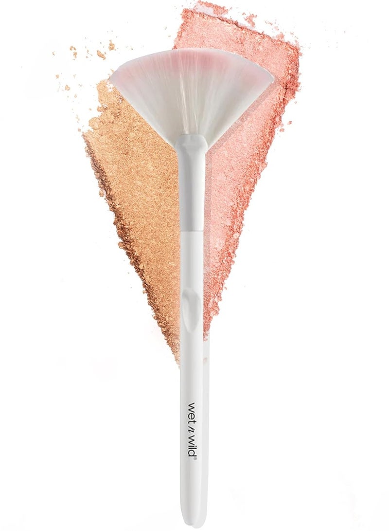 wet n wild Fan Brush, Synthetic Polymax Fibers for Versatile Blending, Ergonomic Handle for Comfortable Control Fan