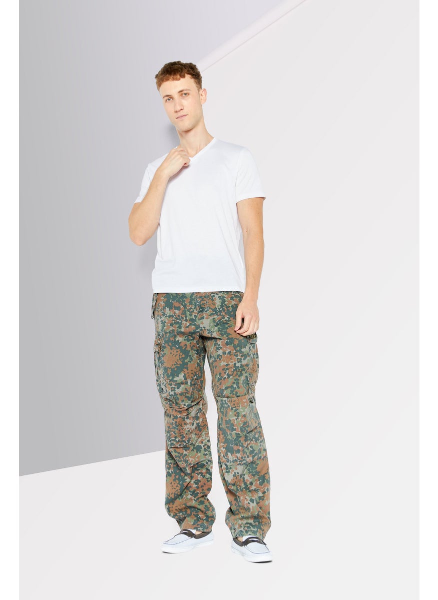 Men Regular Fit Camouflage Cargo Pants, Olive