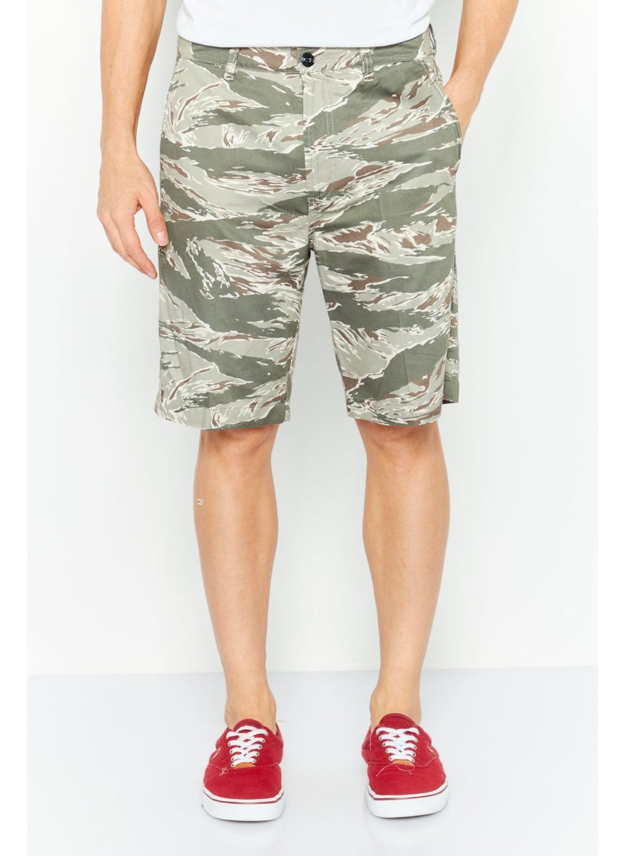 Men Regular Fit Camouflage Cargo Shorts, Army Green Combo