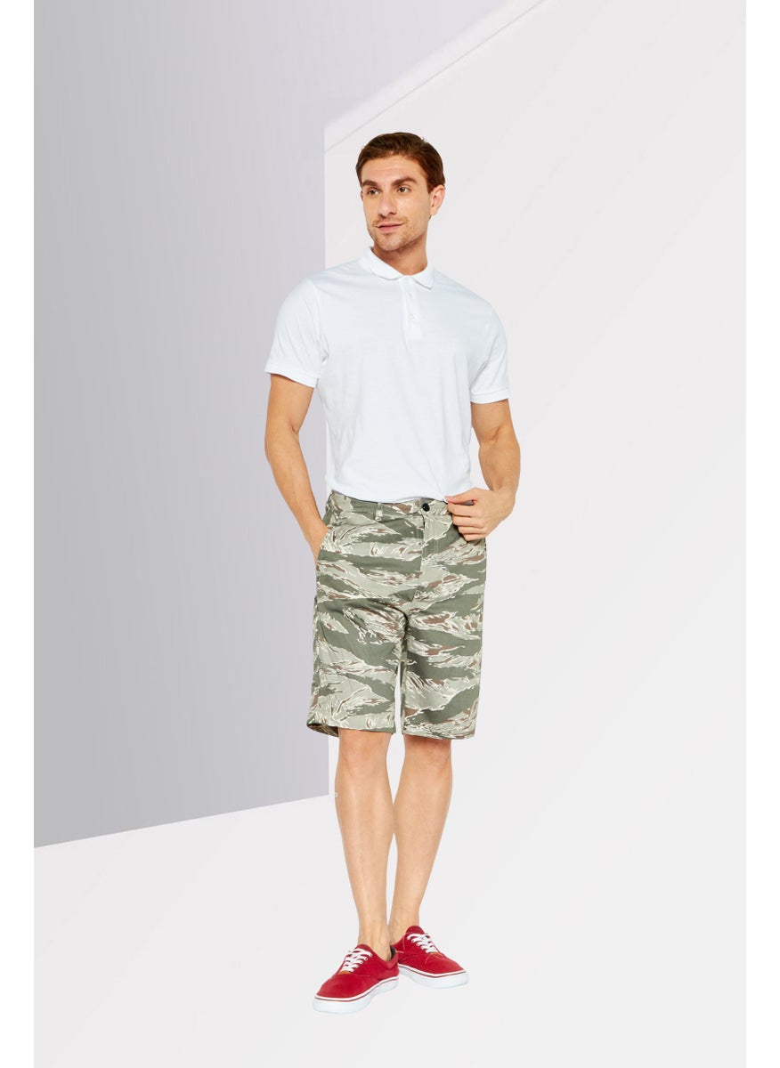 Men Regular Fit Camouflage Cargo Shorts, Army Green Combo