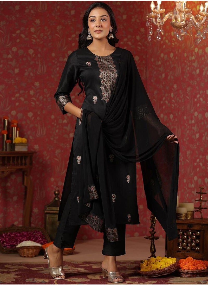 Regular Fit Three-Quarter Sleeve Printed Black Silk Woven Kurta Set For Women Flat Collar Perfect For Wedding And Engagement Pull On Closure