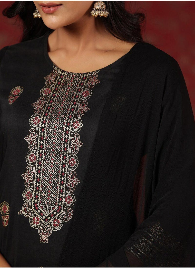 Regular Fit Three-Quarter Sleeve Printed Black Silk Woven Kurta Set For Women Flat Collar Perfect For Wedding And Engagement Pull On Closure