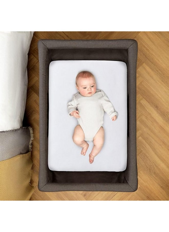 Silver Cross Slumber Sleep & Go Fitted Sheet - Breathable, Ultra-Soft, Lightweight Sheet for Sensitive Baby Boys and Girls Skin - Elasticated Edge Standard Bassinet Mattress Sheet for Newborn (White)