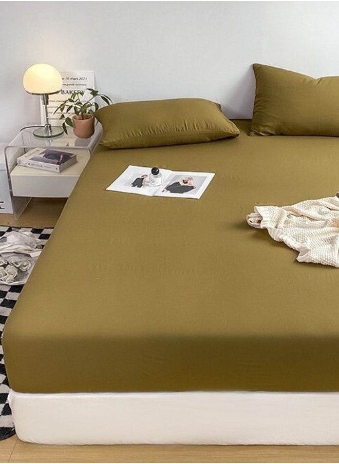 3-Piece Set: Includes a king-size fitted bedsheet and two pillowcases, washable cotton in a green color.