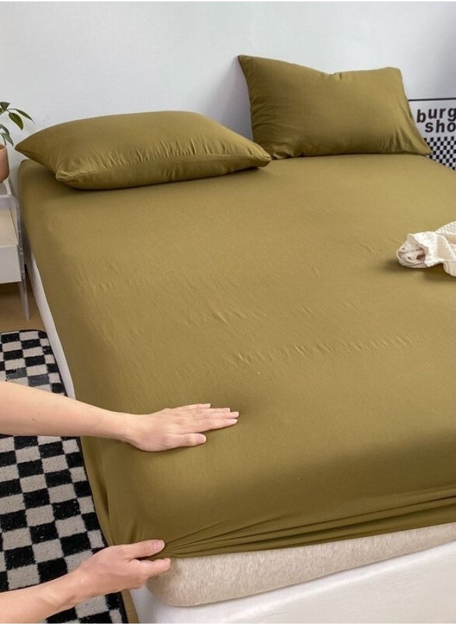 3-Piece Set: Includes a king-size fitted bedsheet and two pillowcases, washable cotton in a green color.