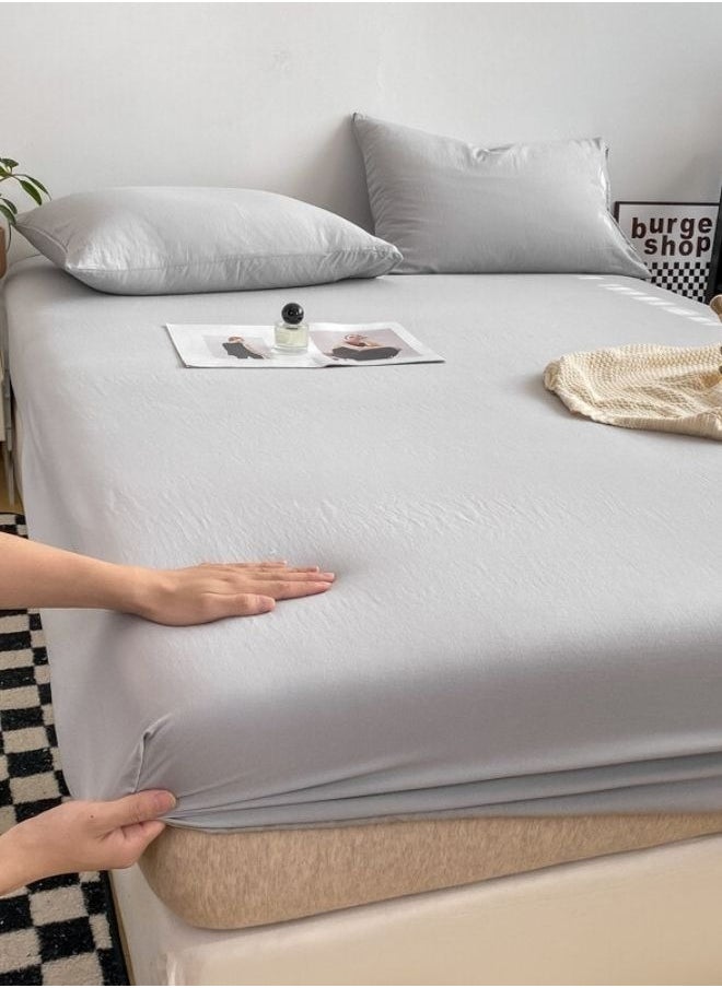 3-Piece Set: king-size fitted bedsheet and two pillowcases, washable cotton in a light grey color.