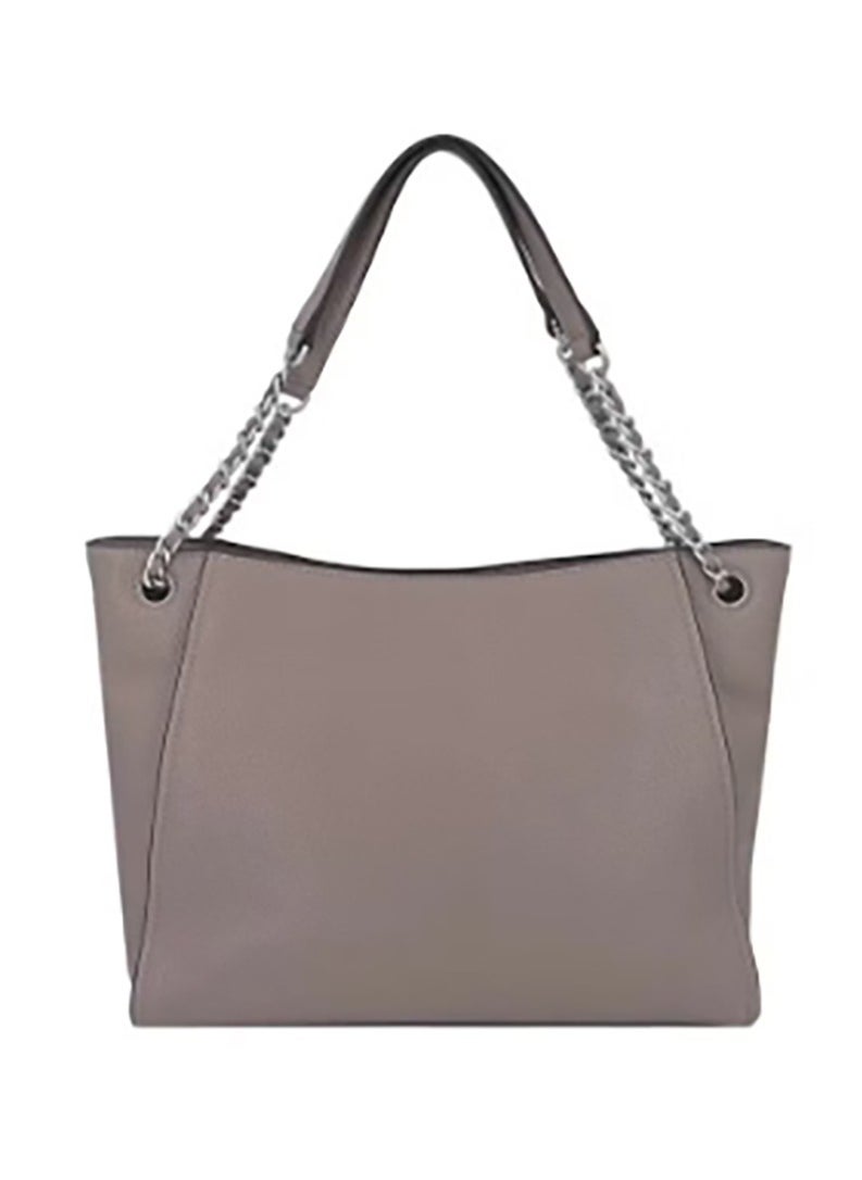 The Tory Burch Britten tote, made of cowhide, features a simple yet fashionable design. With a large capacity, it's perfect for commuters and can be carried as either a handbag or a shoulder bag.