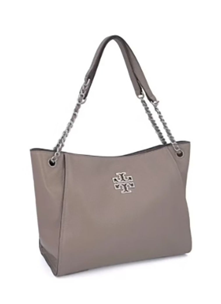The Tory Burch Britten tote, made of cowhide, features a simple yet fashionable design. With a large capacity, it's perfect for commuters and can be carried as either a handbag or a shoulder bag.