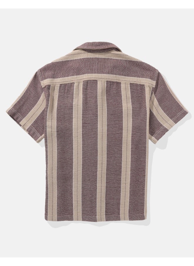 قميص بأزرار بقصة مريحة مخططة بجانب المسبح