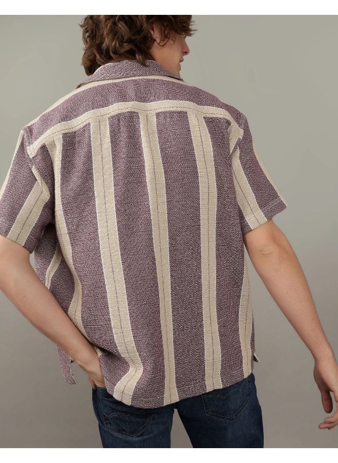 قميص بأزرار بقصة مريحة مخططة بجانب المسبح