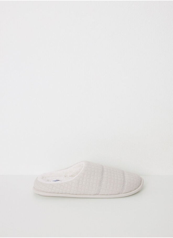 Beige padded closed slippers
