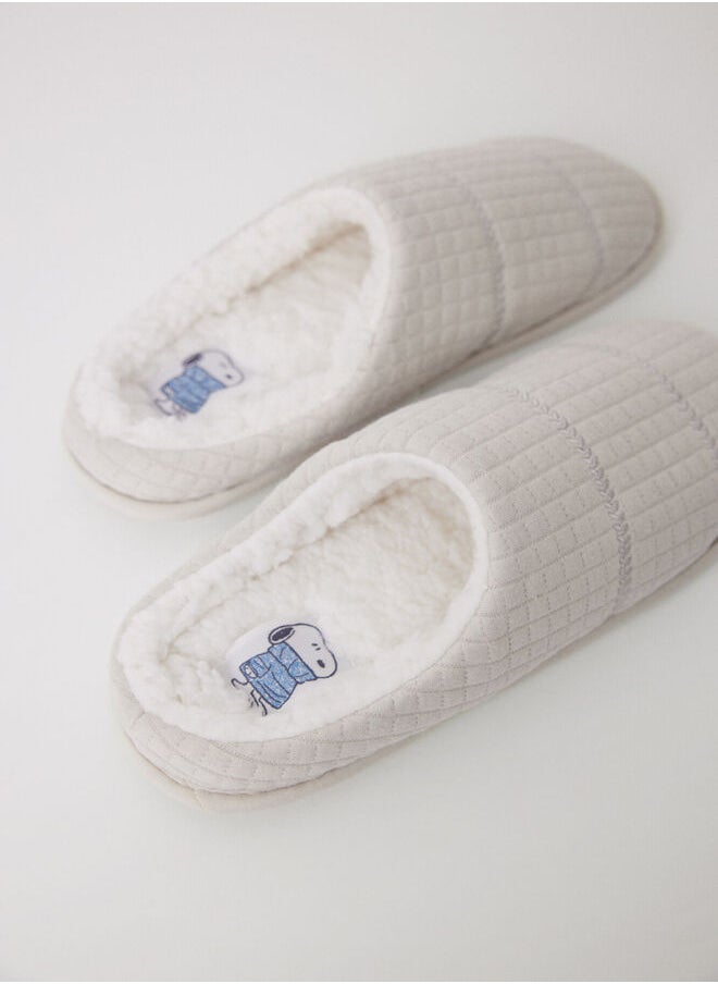 Beige padded closed slippers