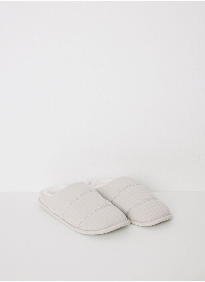 Beige padded closed slippers