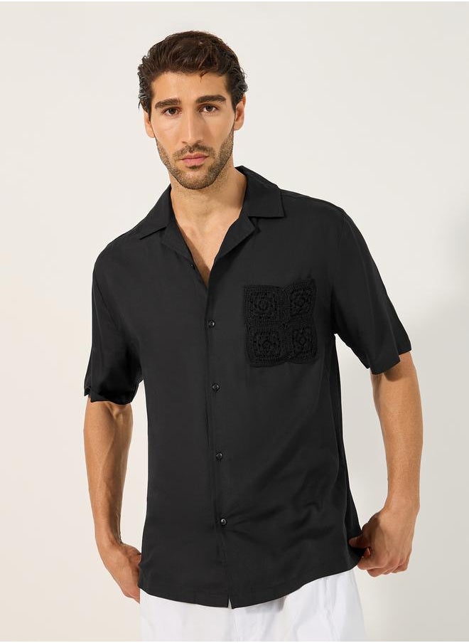 MEN RELAXED FIT RESORT COLLAR SHIRT WITH CROCHET POCKET