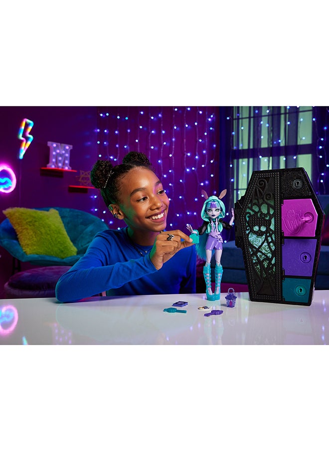 Monster High  Doll and Fashion Set, Twyla  Doll, Skulltimate Secrets : Neon Frights , Dress-Up Locker with 19+ Surprises