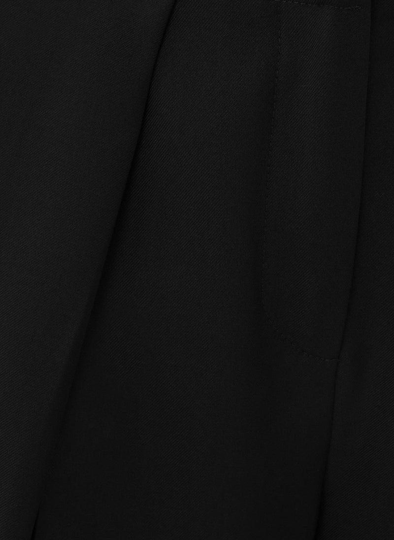 Loose-fitting suiting trousers with pleats at the front