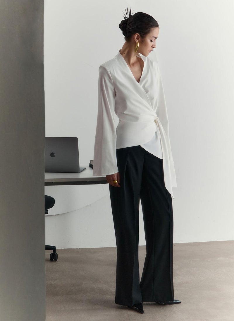 Loose-fitting suiting trousers with pleats at the front
