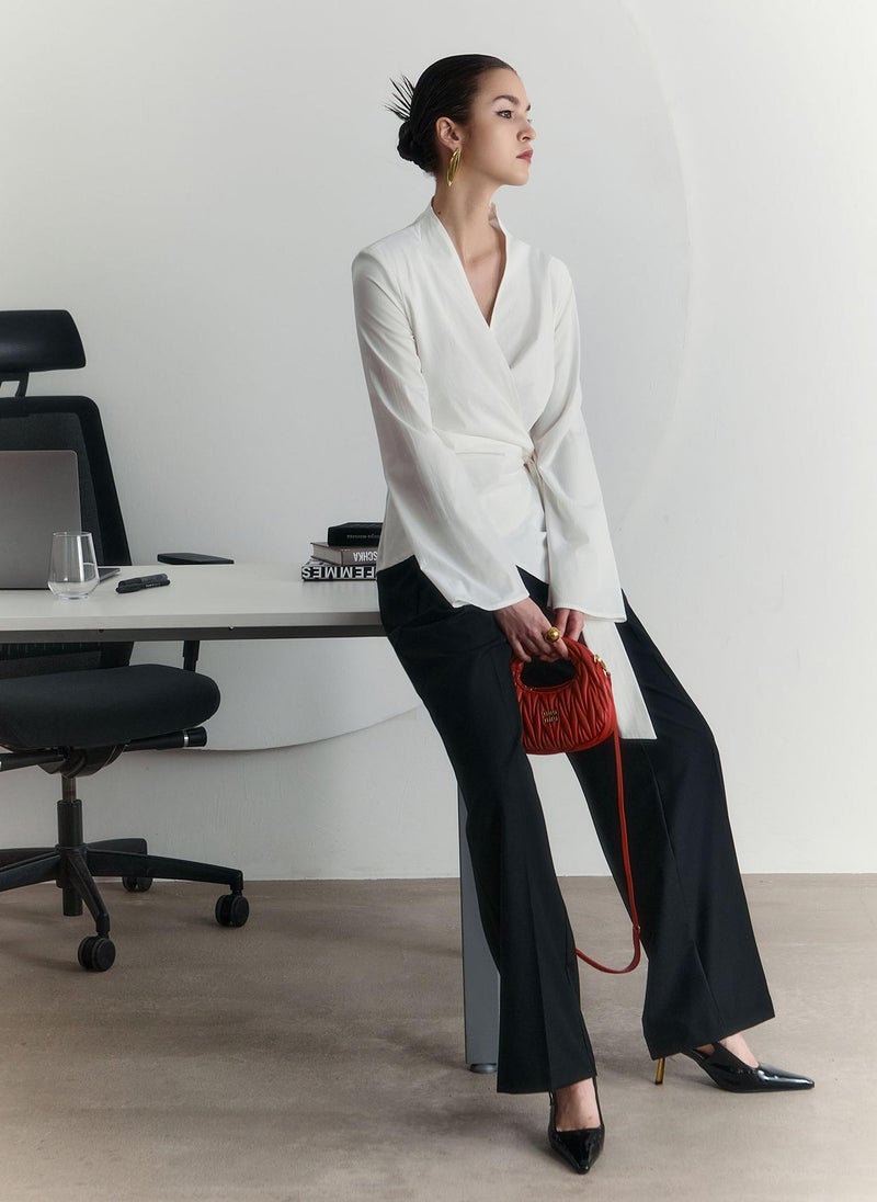 Loose-fitting suiting trousers with pleats at the front