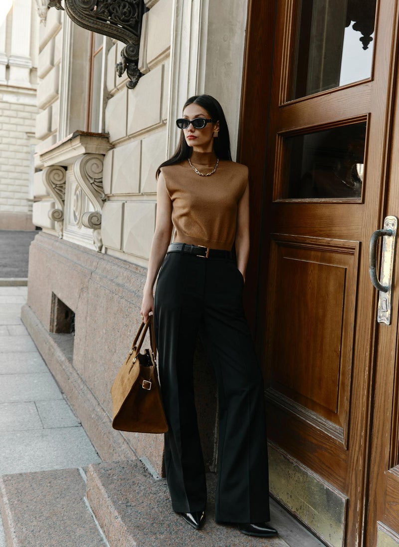 Loose suiting trousers with a belt