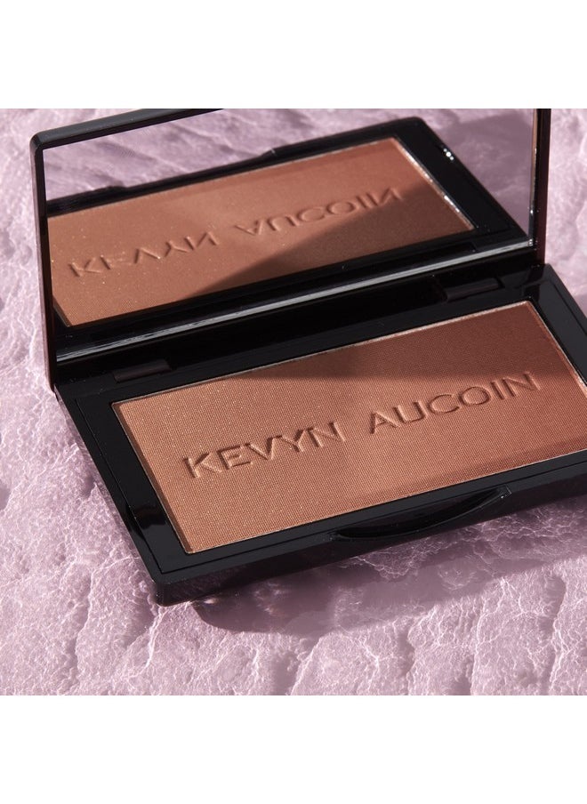 Kevyn Aucoin The Neo-Bronzer, Dusk Medium: 3 in 1 makeup palette. Highlighter, blush & bronzer in one smooth gradient makeup compact. Shimmer & matte in light, medium & deep. Sun-kissed to bronzed.
