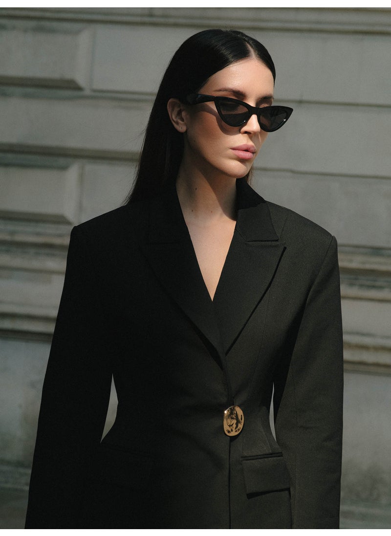 Fitted jacket with an accent brooch