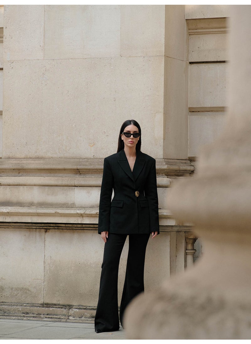 Fitted jacket with an accent brooch