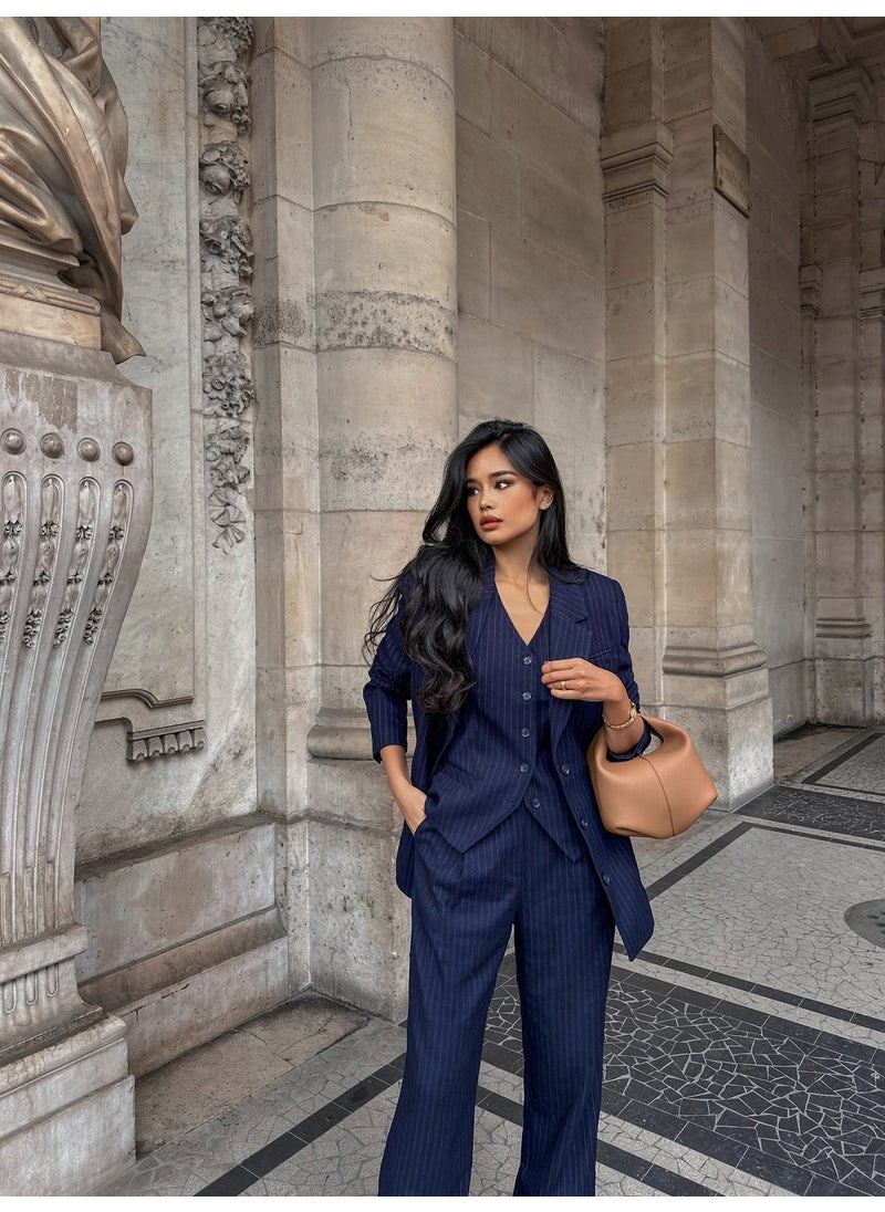 Loose trousers with slim stripes